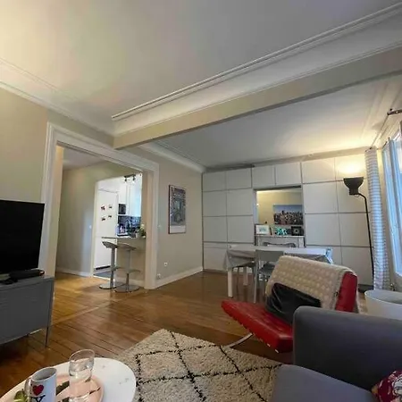 Spacious And Convenient 2 Bedroom Flat In Centre *