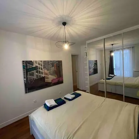 Spacious And Convenient 2 Bedroom Flat In Centre *