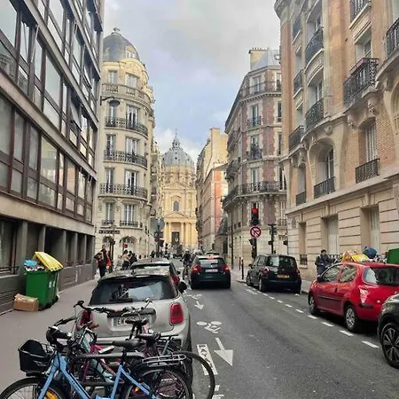 Spacious And Convenient 2 Bedroom Flat In Centre Appartamento