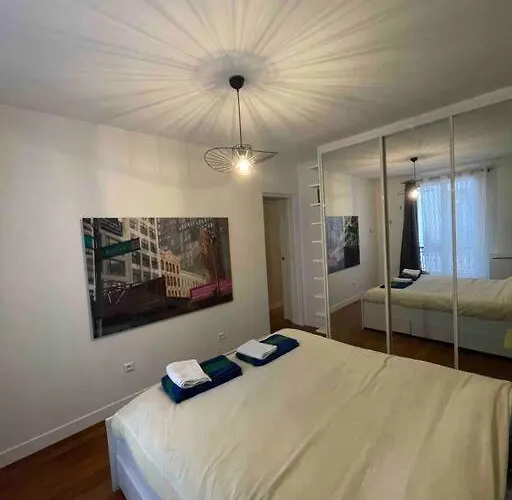 Spacious And Convenient 2 Bedroom Flat In Centre *
