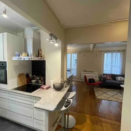 Spacious And Convenient 2 Bedroom Flat In Centre *